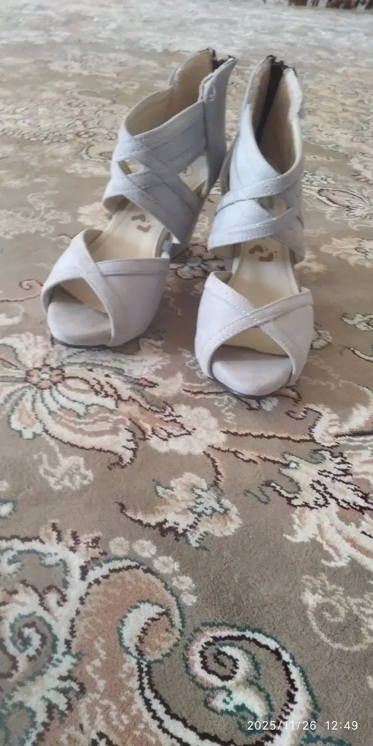 کفش|کیف، کفش، کمربند|زهک, |دیوار