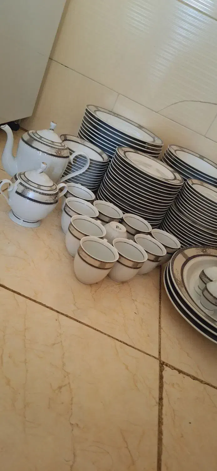 سرویس چینی ۱۸ نفره|ظروف سرو و پذیرایی|شاهدشهر, |دیوار