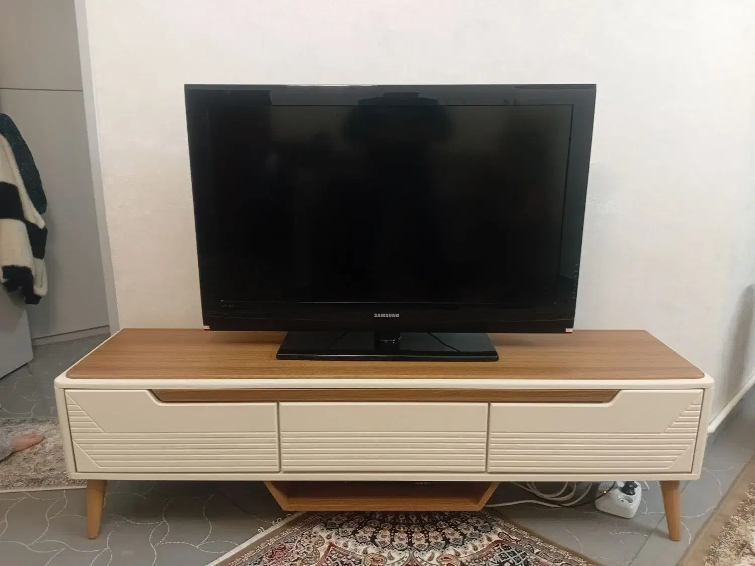 تلویزیون بهمراه میز و مبل نیم ست|تلویزیون و پروژکتور|تهران, شادآباد|دیوار