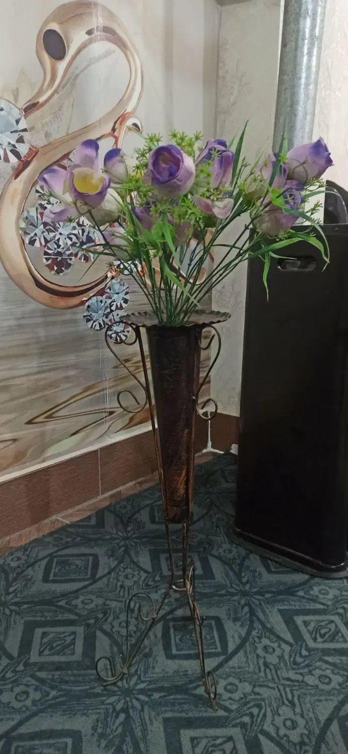 دو عدد گل مصنوعی در حد نو با گلدان|گل مصنوعی|کلاله, |دیوار