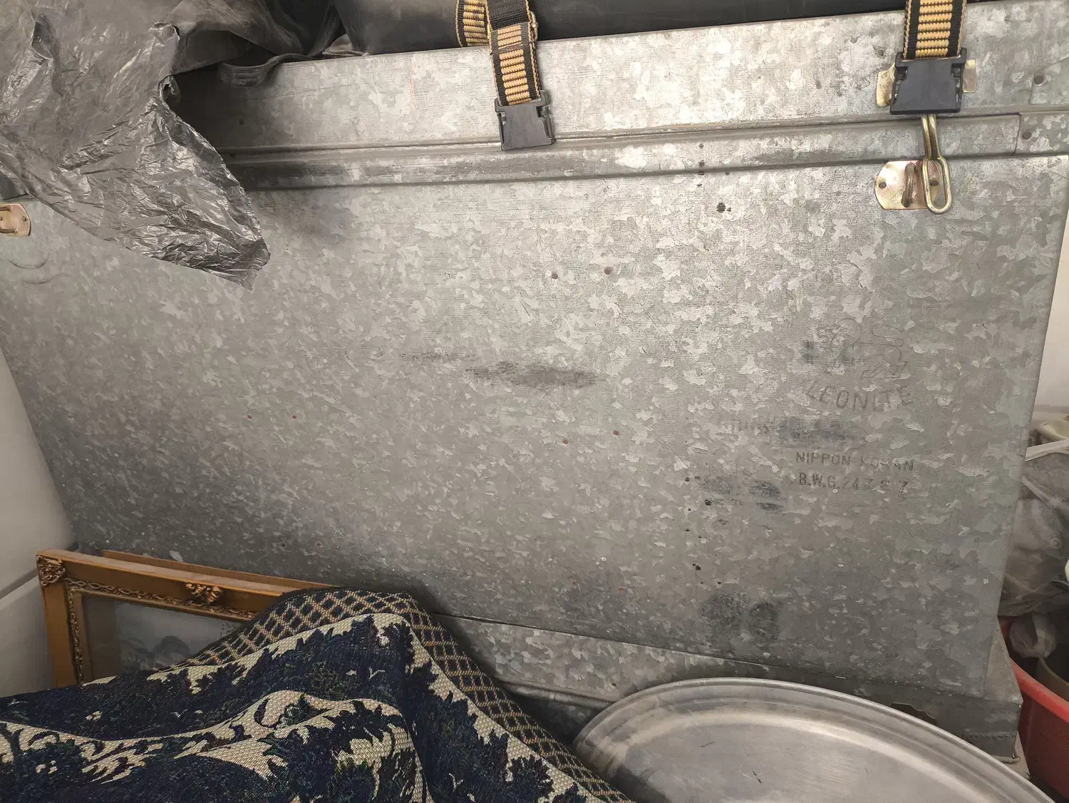 صندوق قدیمی آهنی بزرگ|کلکسیون اشیاء عتیقه|یزد, |دیوار