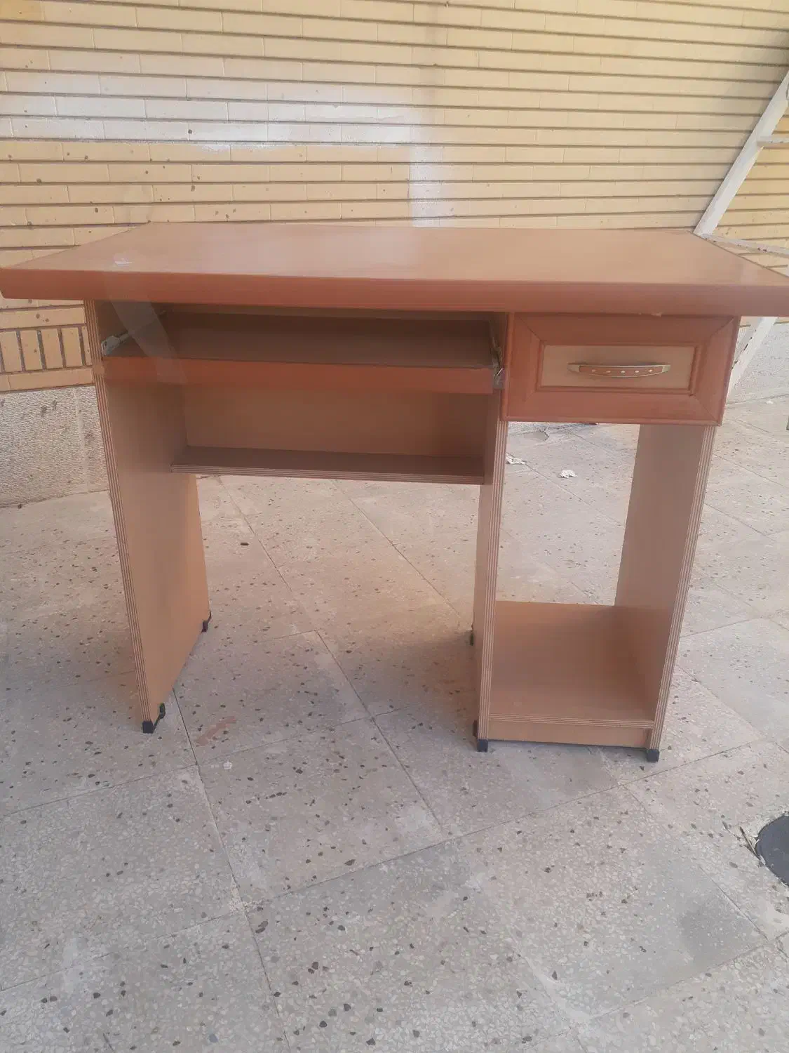 میز کامپیوتر|میز تحریر و کامپیوتر|صدرا-فارس, فاز ۱|دیوار