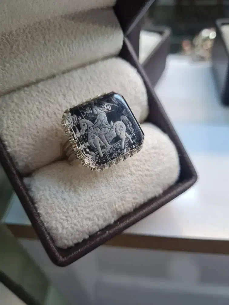 در نجف پاک|جواهرات|ری, سرتخت|دیوار