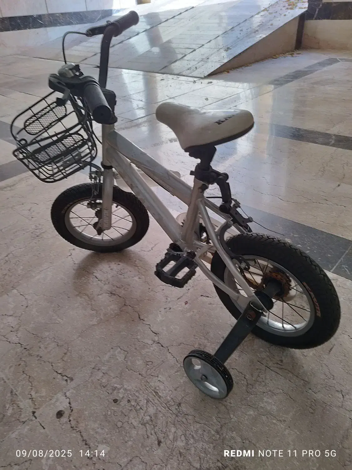 دوچرخه بچه گانه سفید و نقره ای|دوچرخه، اسکیت، اسکوتر|تهران, جنت‌آباد مرکزی|دیوار