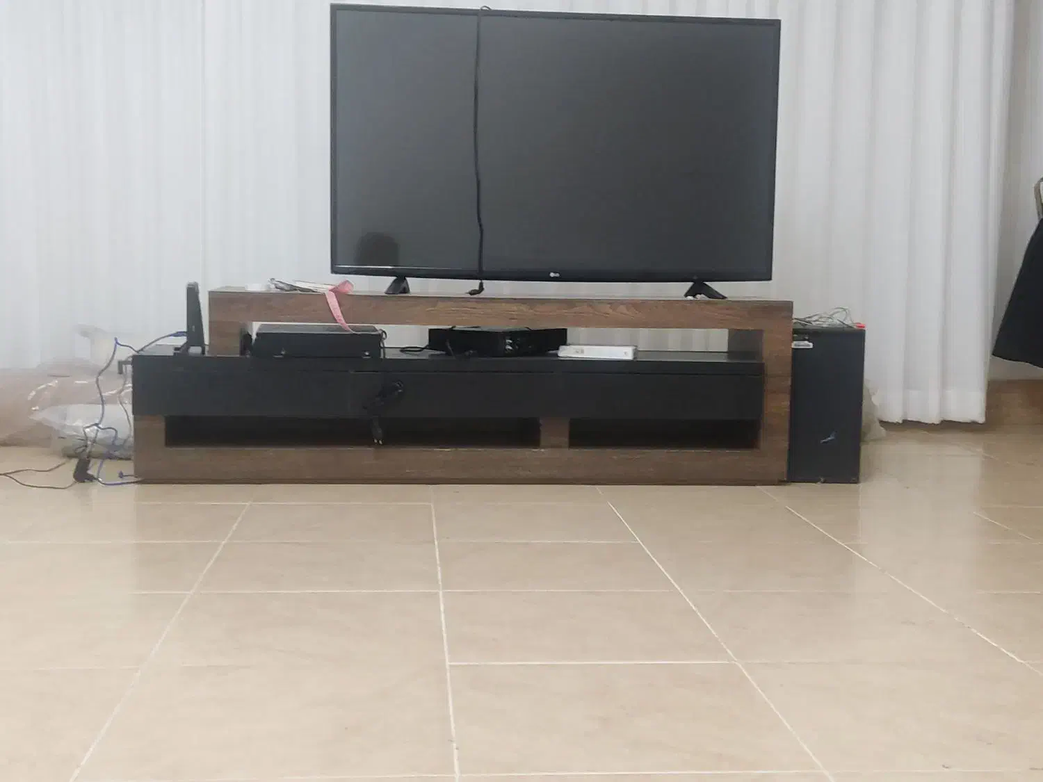 میز ةی وی در حد نو نو|میز تلویزیون|شیراز, فرهنگ شهر|دیوار