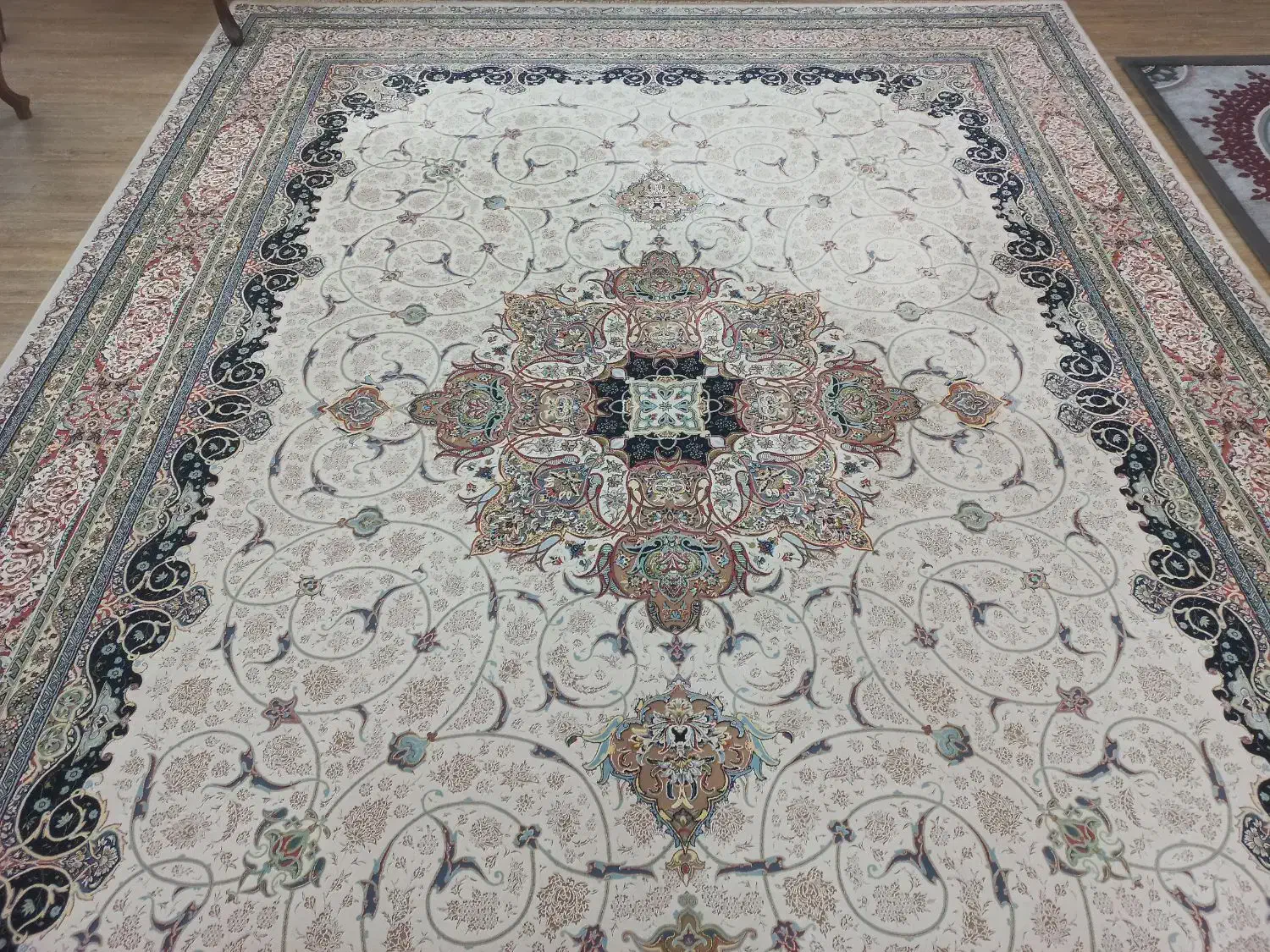 فرش ۱۲ متری گل برجسته|فرش|کرج, شاهینویلا|دیوار