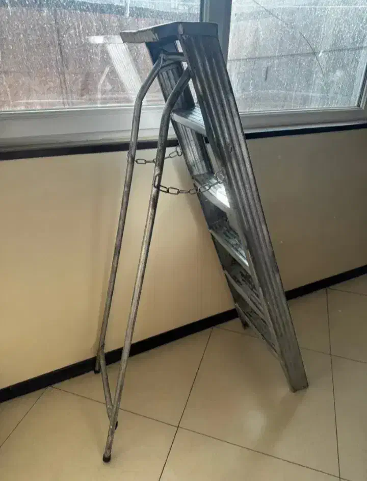 نردبان اهنی|ابزارآلات|تهران, پرستار|دیوار