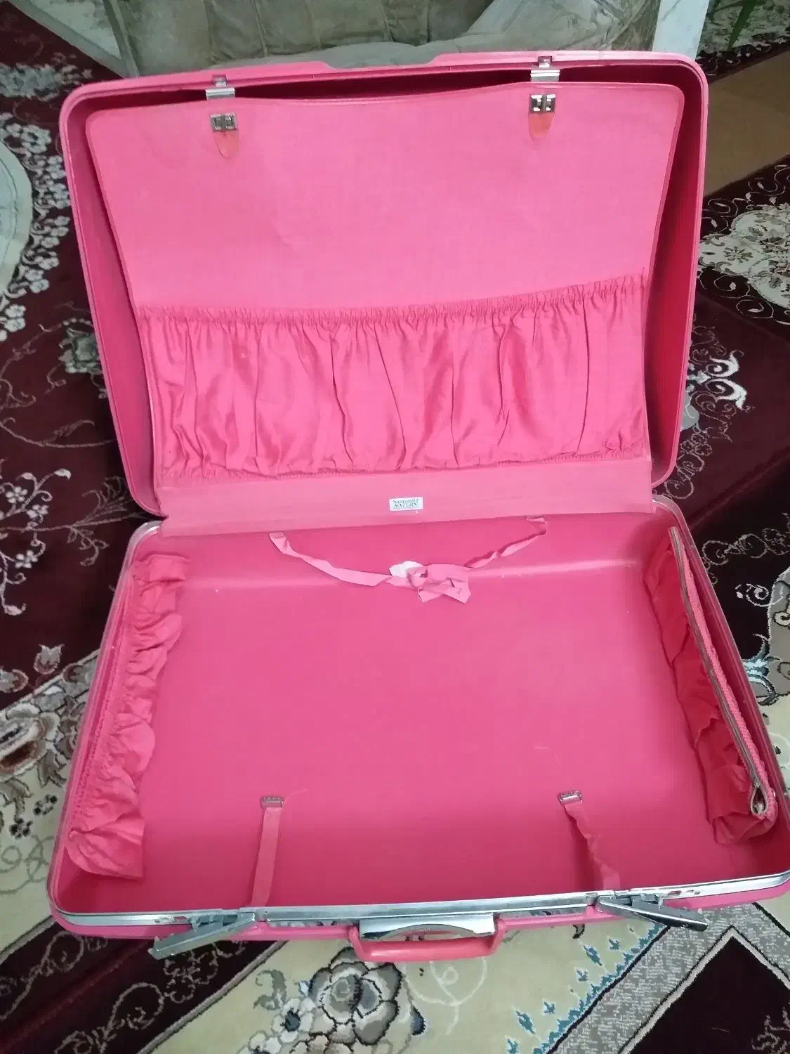 یک چمدان امریکای|کیف، کفش، کمربند|باغ بهادران, |دیوار