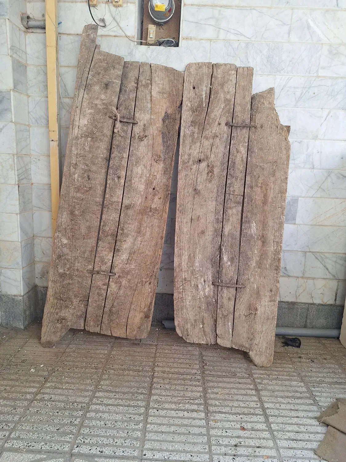 ۲. لت درب قدیمی چوبی|صنایع دستی و سایر لوازم تزئینی|سبزوار, فرهنگیان|دیوار