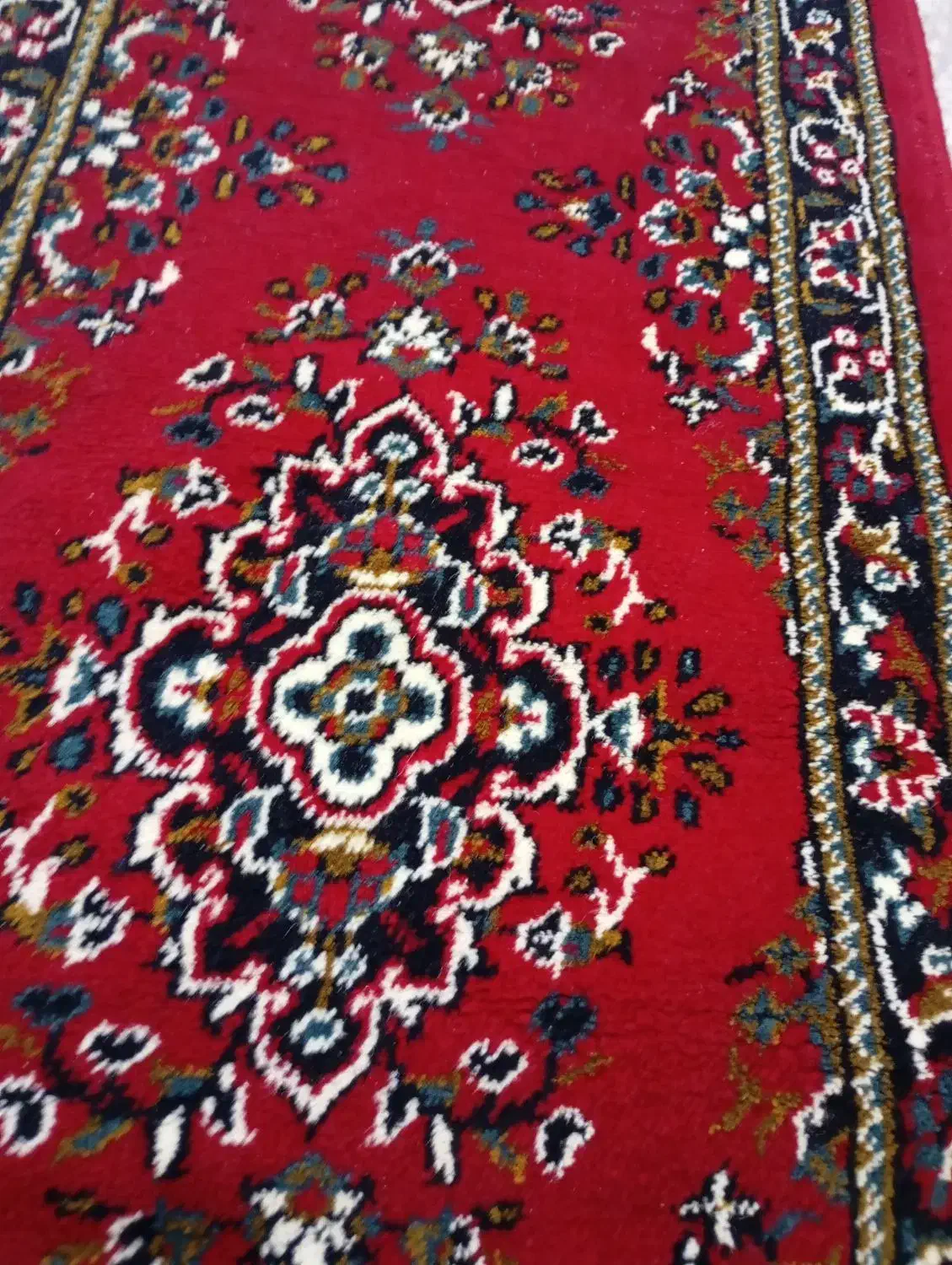 فرش کناره ۴ متر طول ونیم متر عرض|فرش|اسلام‌شهر, شهرک لاله|دیوار