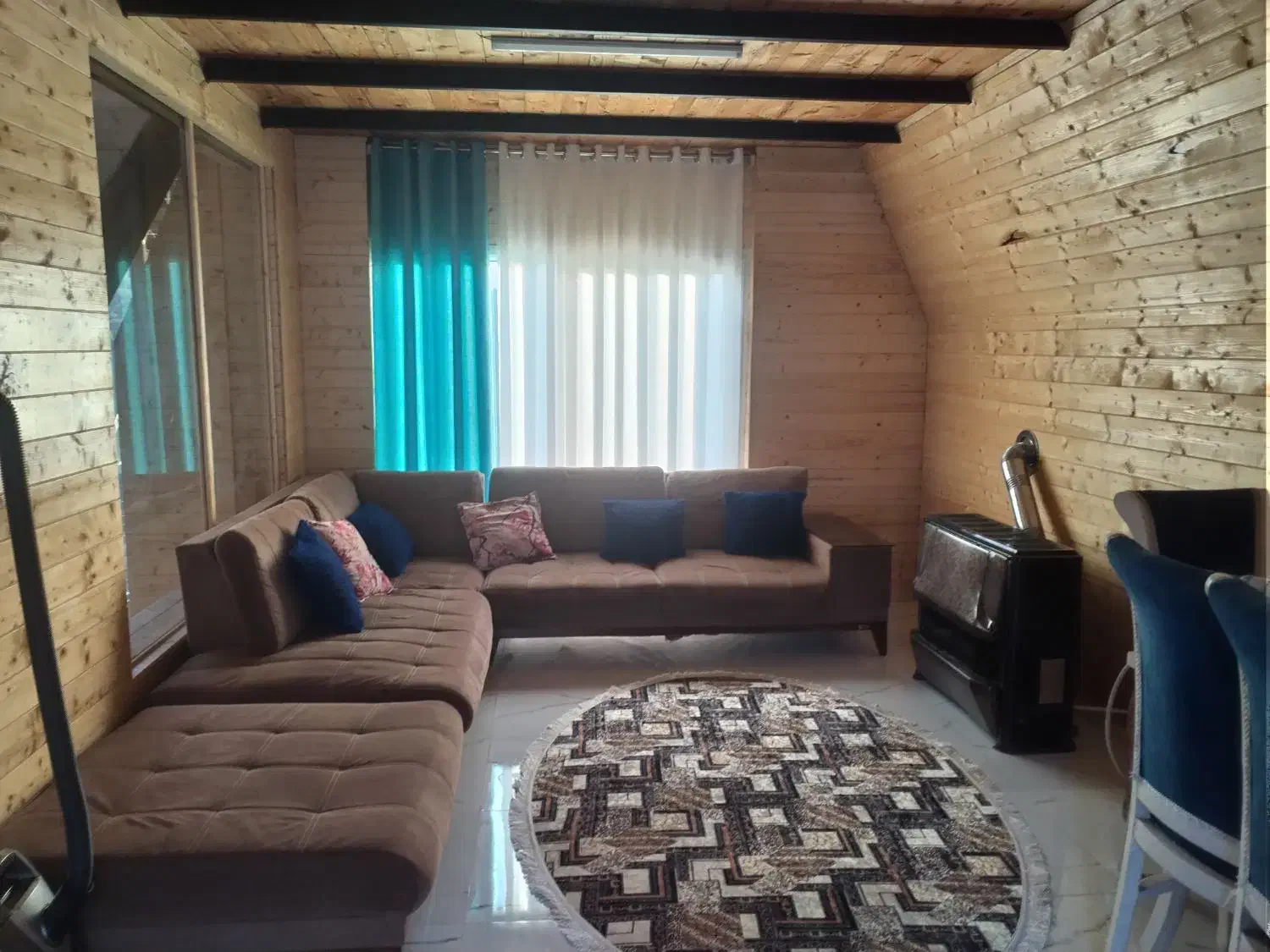 کلبه جنگلی سوئیسی استخردار|اجارهٔ کوتاهمدت ویلا و باغ|زیرآب, |دیوار