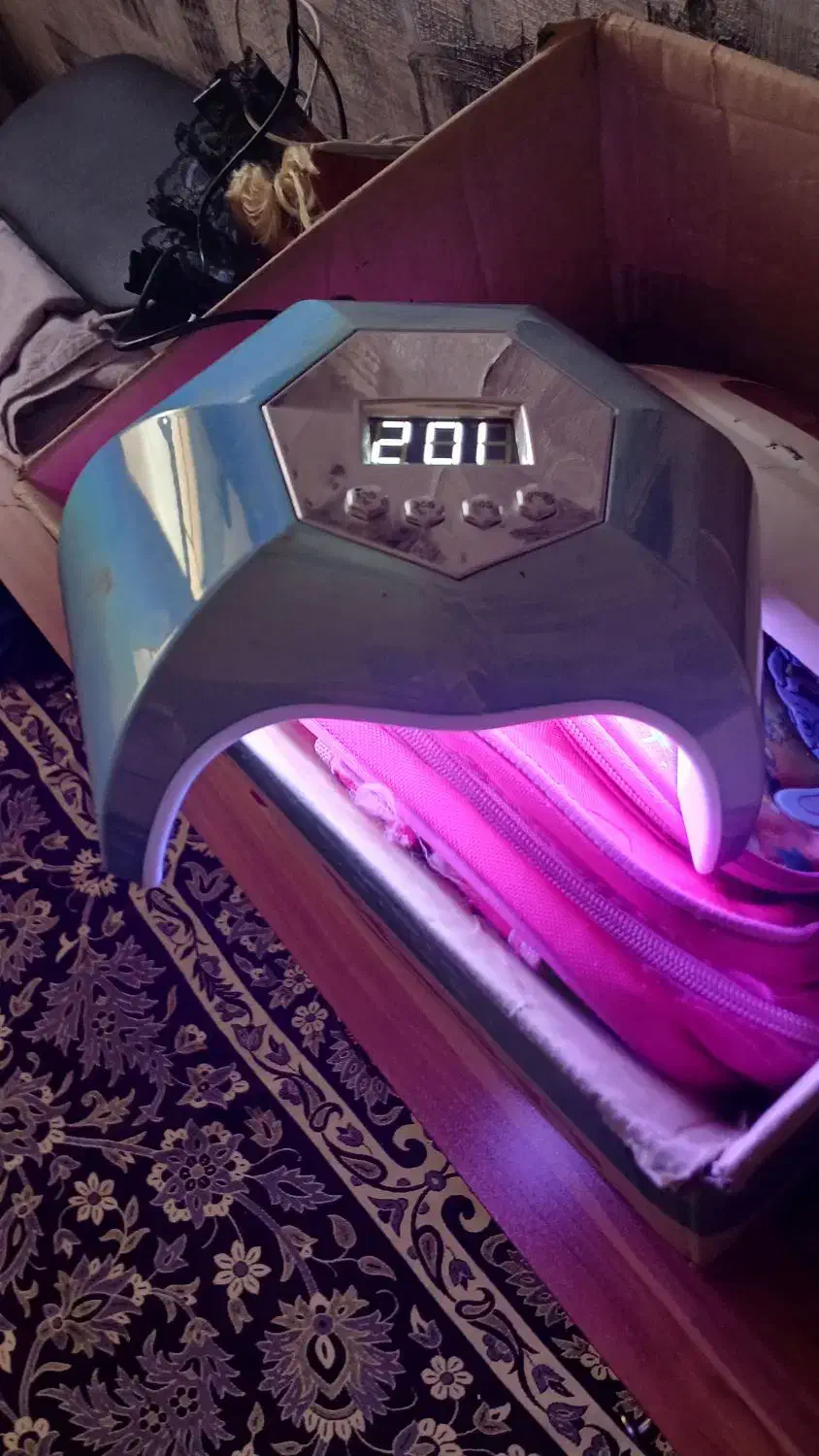 دستگاه یووی دوتا ویک زیر دستی و کیف سالم|آرایشی، بهداشتی، درمانی|اندیشه, اندیشه فاز ۱|دیوار