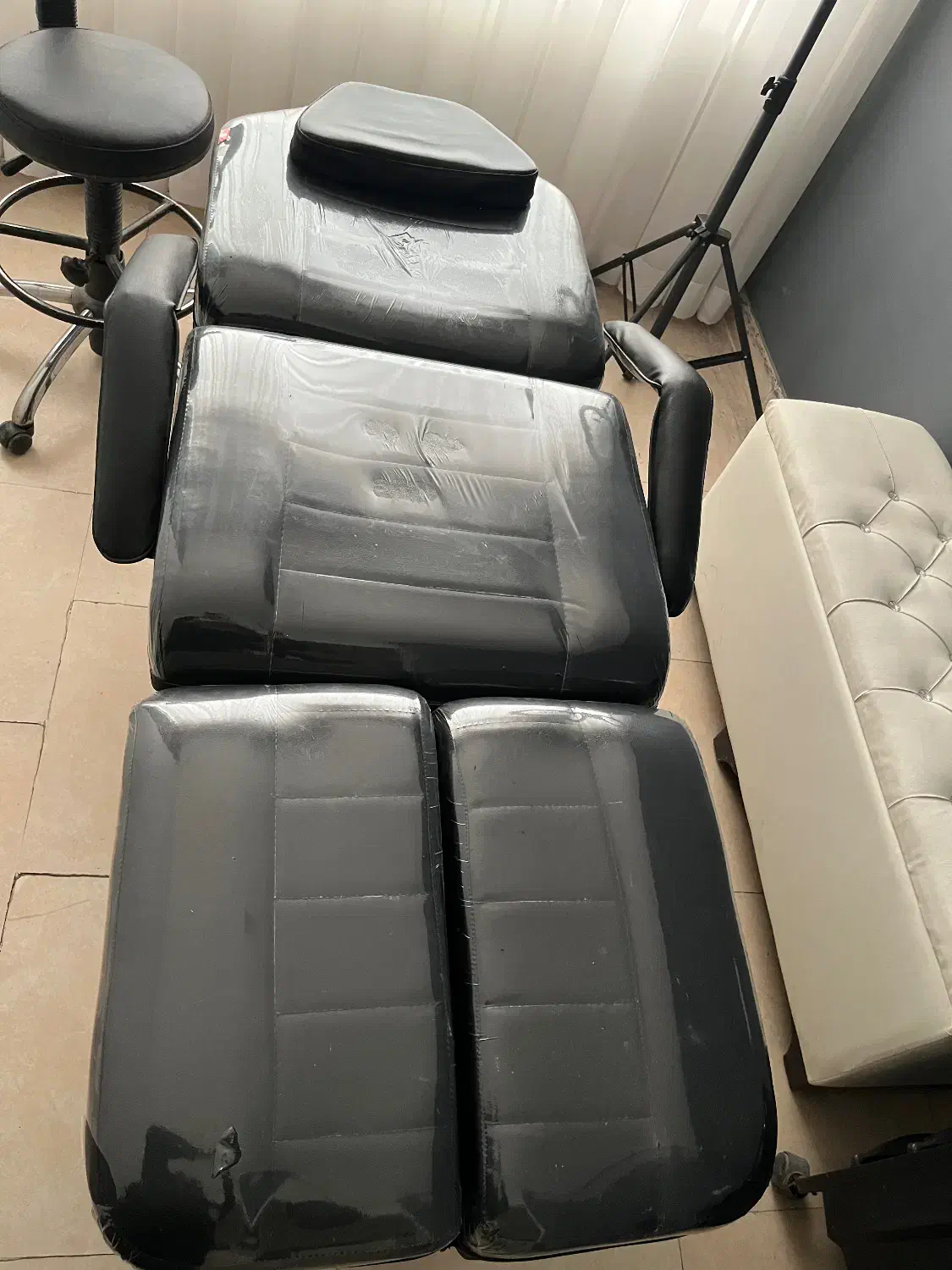 تخت ۴تیکه صندلی شو‌ کاملا نو استفاده نشده|آرایشگاه و سالن‌های زیبایی|خمین, |دیوار