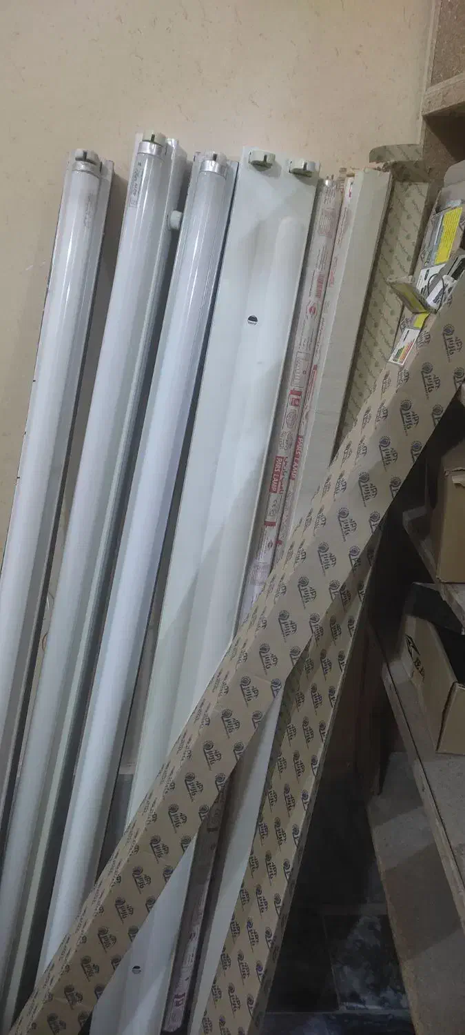 لامپهای مهتابی و پایه های تکی  ودوقلو|لامپ و چراغ|خرم‌آباد, |دیوار