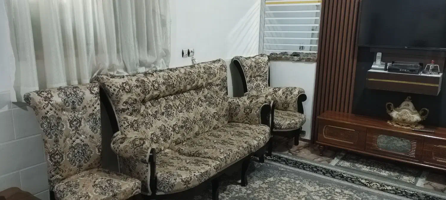 مبل نه نفره  کارکرده تمیز سالم پارچه یزد کلاف محکم|مبلمان خانگی و میز عسلی|نظرآباد, رسالت|دیوار