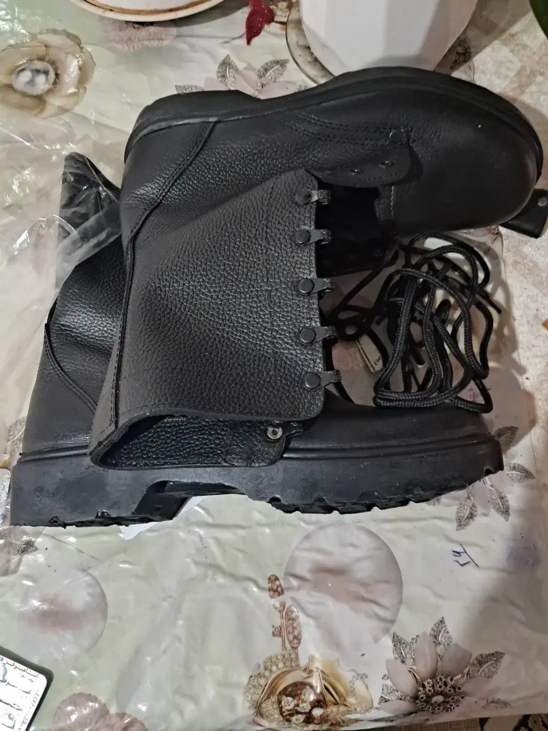 پوتین مشکی|کیف، کفش، کمربند|مشهد, کارگران|دیوار