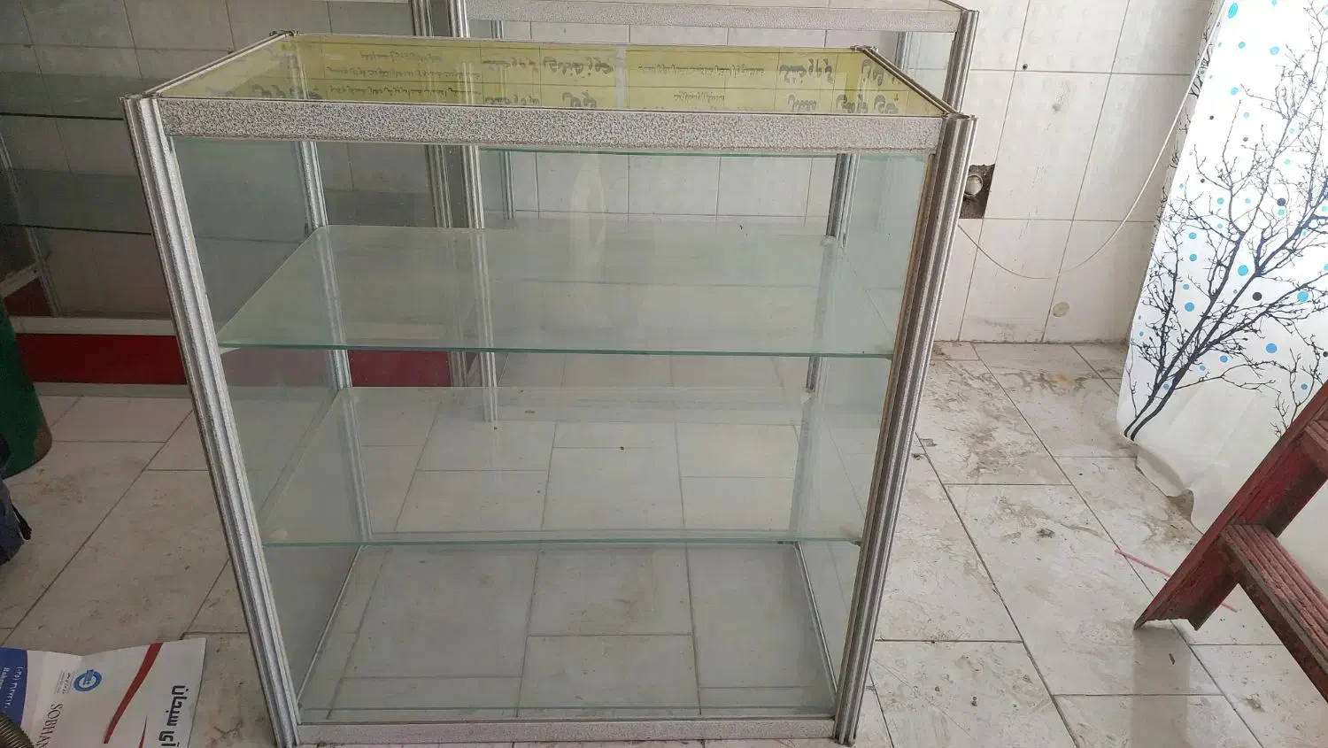 سه عدد ویترین شیشه ای الومینیومی|فروشگاه و مغازه|یزد, |دیوار