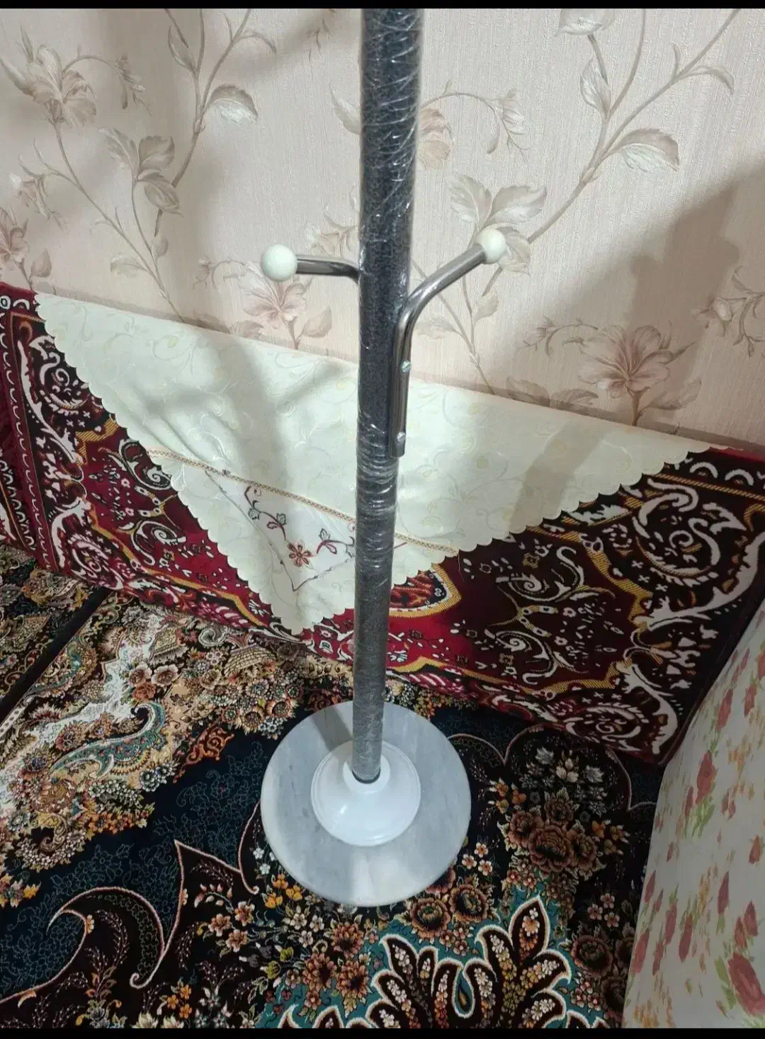 رگال ایستاده در حد نو|بندرخت و رخت‌آویز|بناب, |دیوار