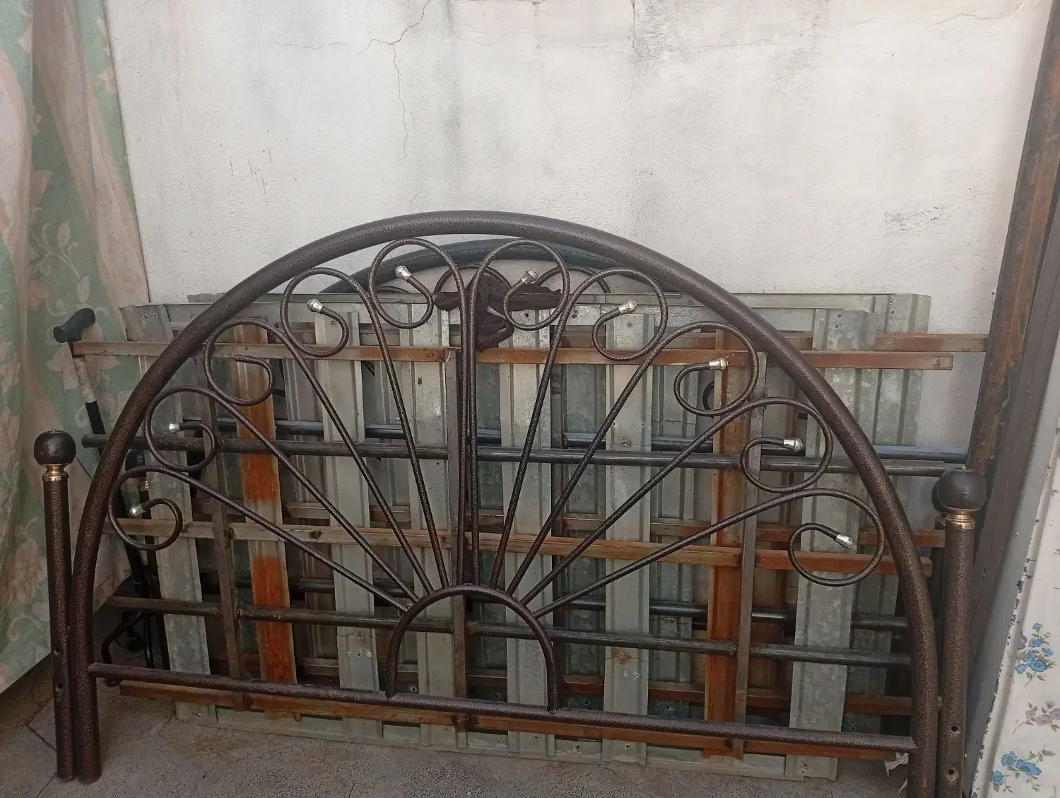 تخت دونفره با کفی آهنی بدون تشک|تخت و سرویس خواب|قم, چهل اختران|دیوار