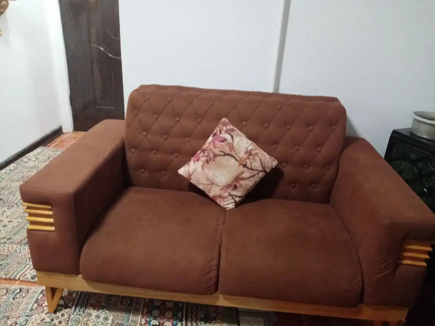 مبل 7نفره، روکش پارچه، بدنه چوب گردو، درحد نو|مبلمان خانگی و میز عسلی|کیاشهر, |دیوار