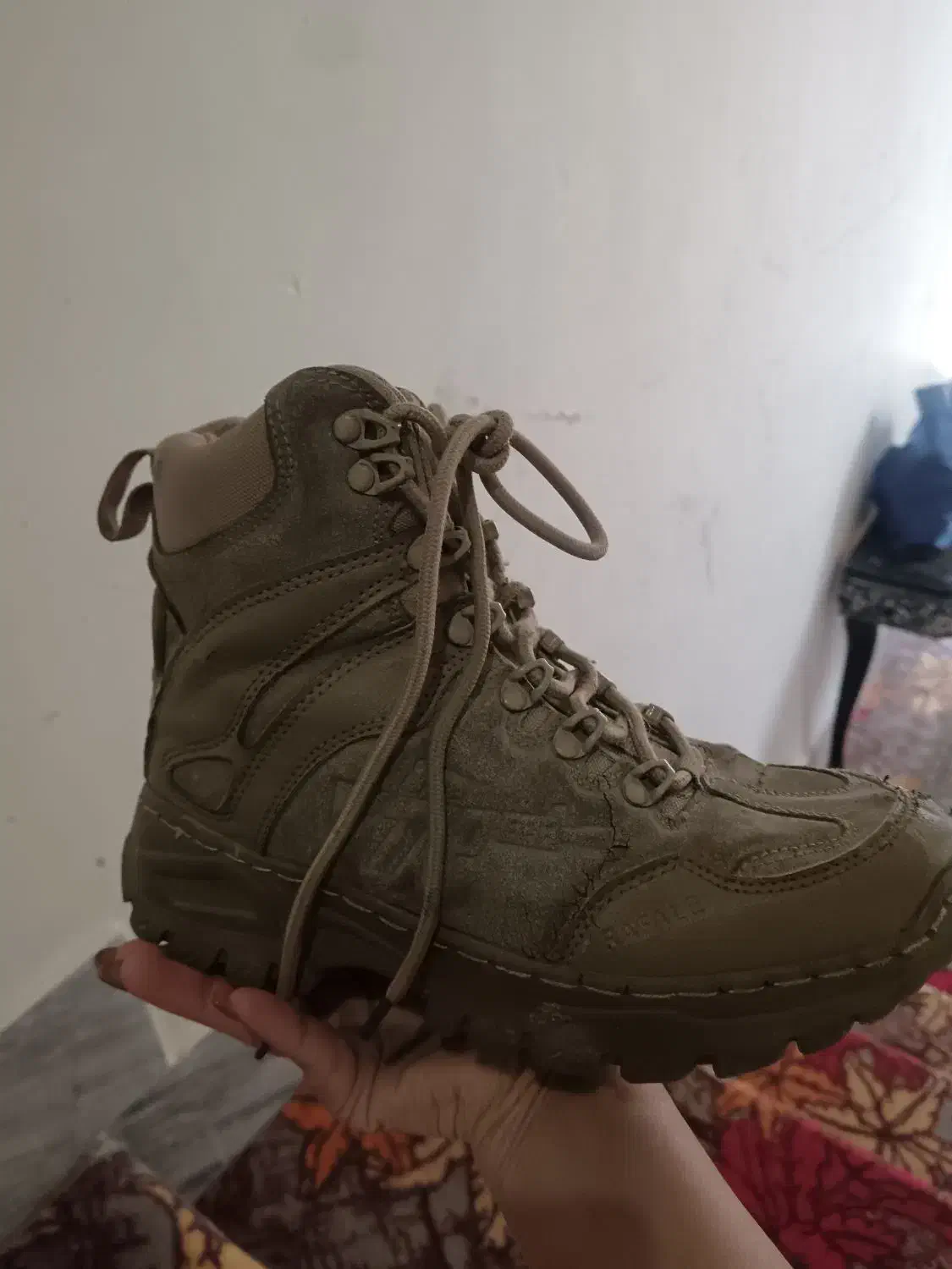 پوتین امریکایی|کیف، کفش، کمربند|رباط‌کریم, رباط‌کریم|دیوار