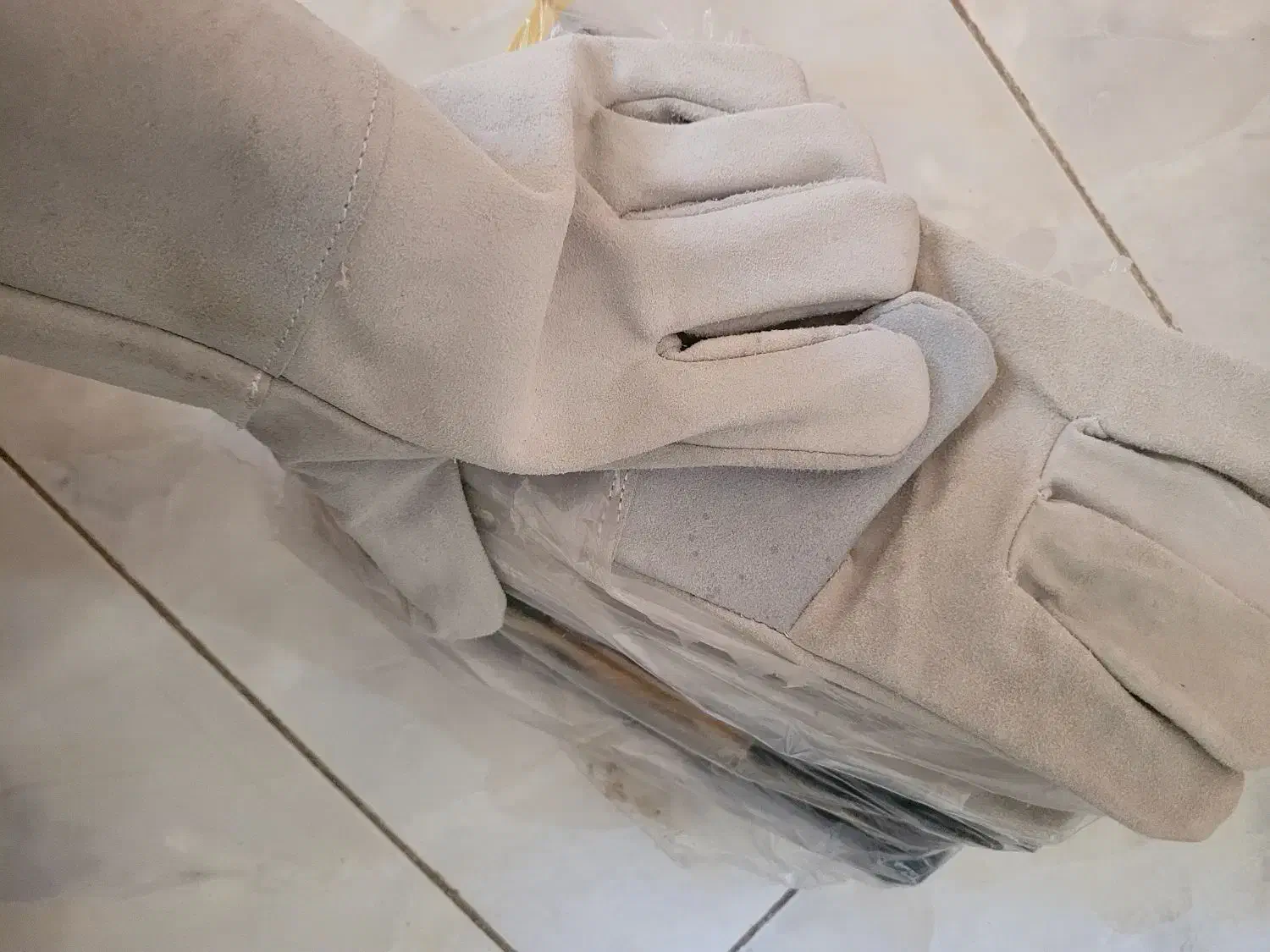 دستکش|لباس|بیرجند, |دیوار