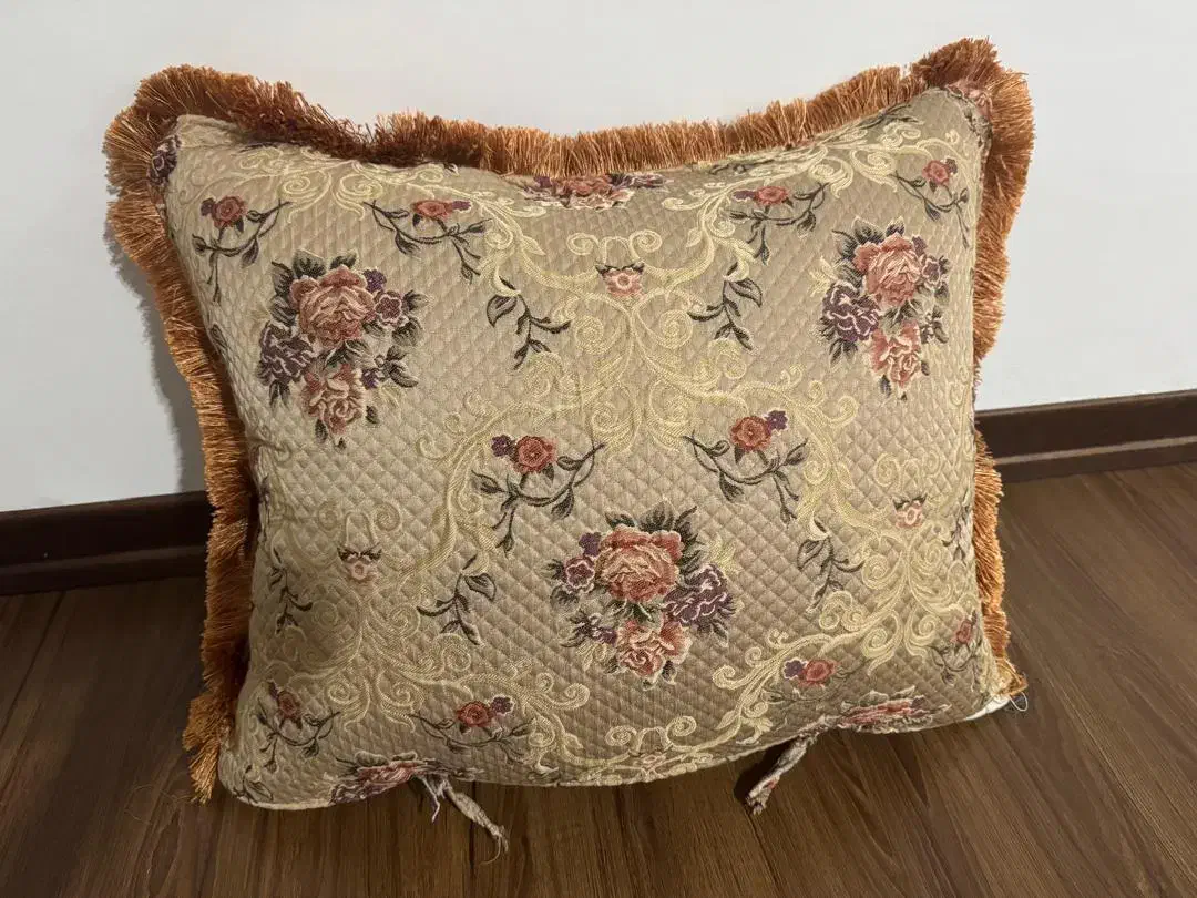 بالشت|رختخواب، بالش، پتو|جم, |دیوار