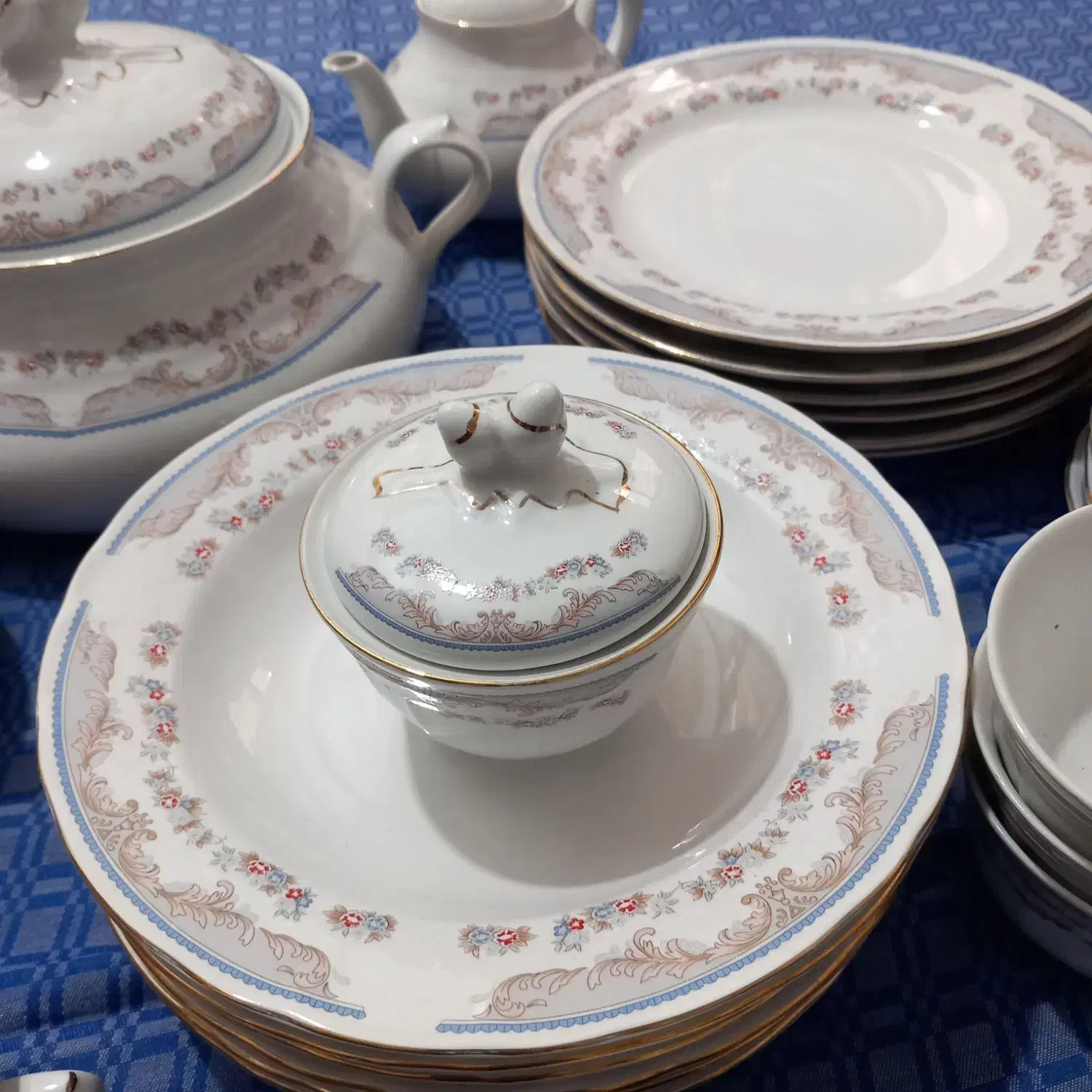 سرویس ظروف چیینی|ظروف سرو و پذیرایی|رشت, نظری|دیوار