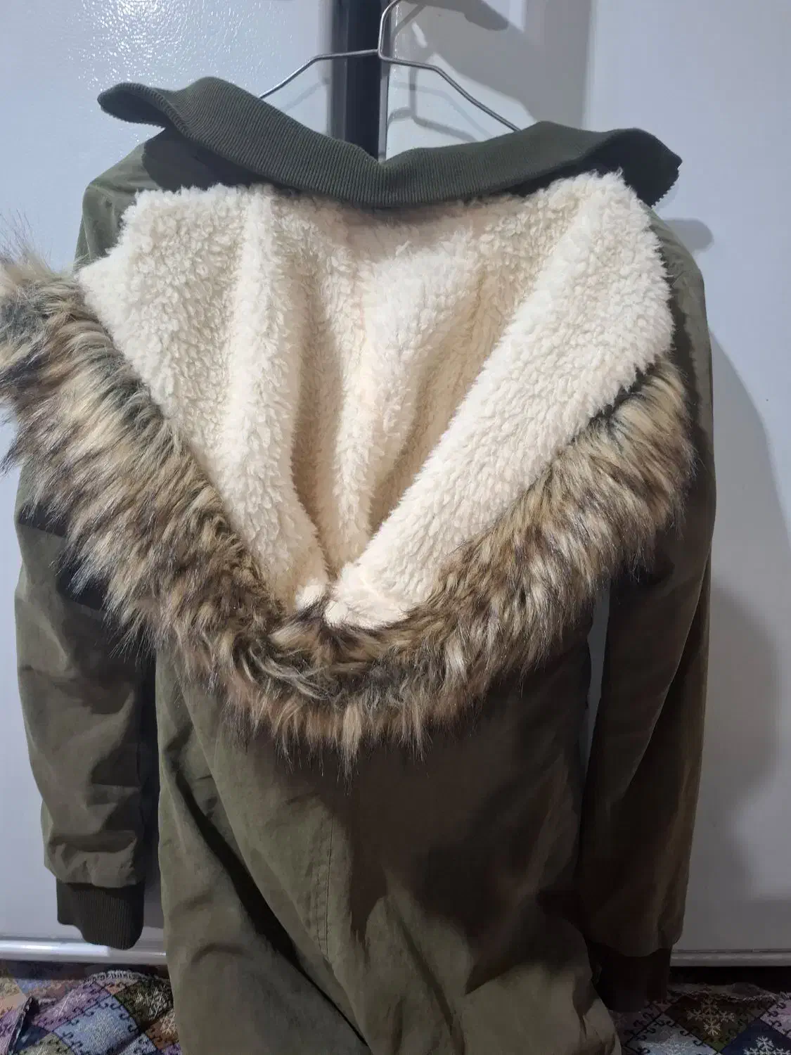 کاپشن یا بارانی|لباس|مسجد سلیمان, |دیوار