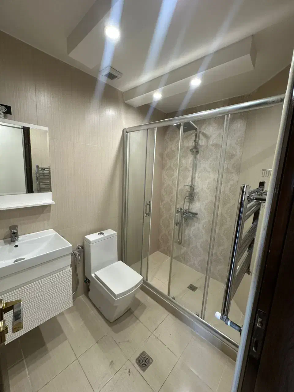 ۲۱۲ متر ۳ خواب مستر  ( تک واحدی  ) نوساز