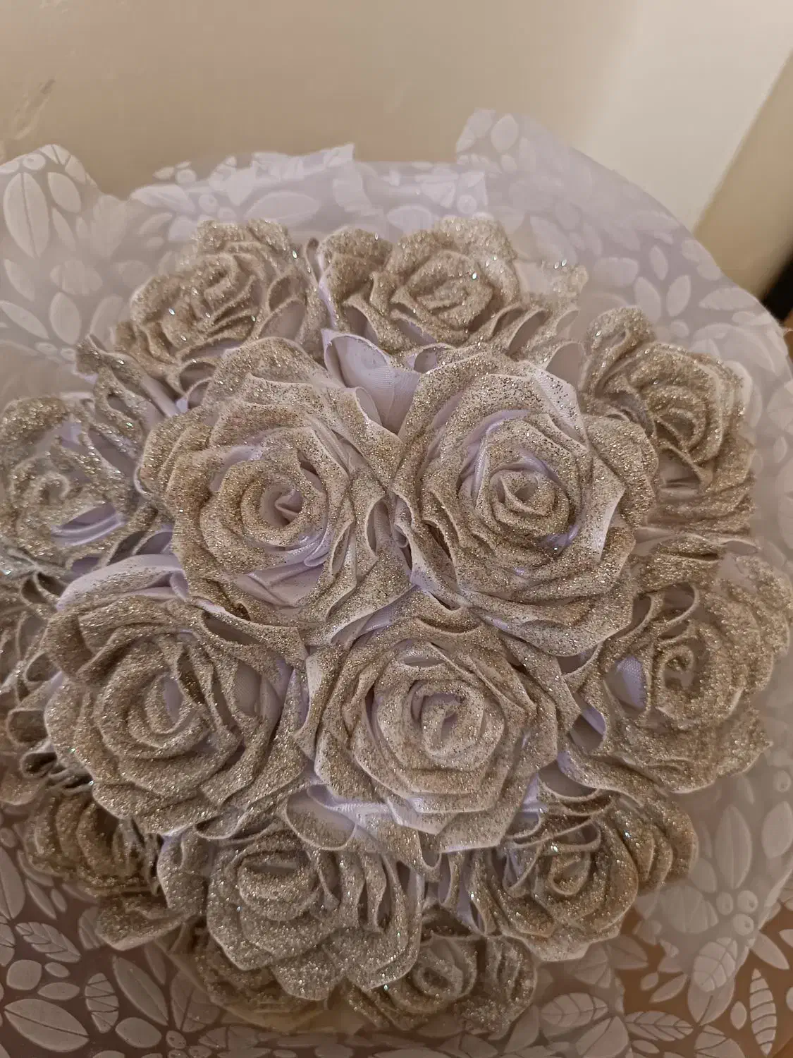 دسته گل رز سفید روبانی|گل مصنوعی|یاسوج, |دیوار