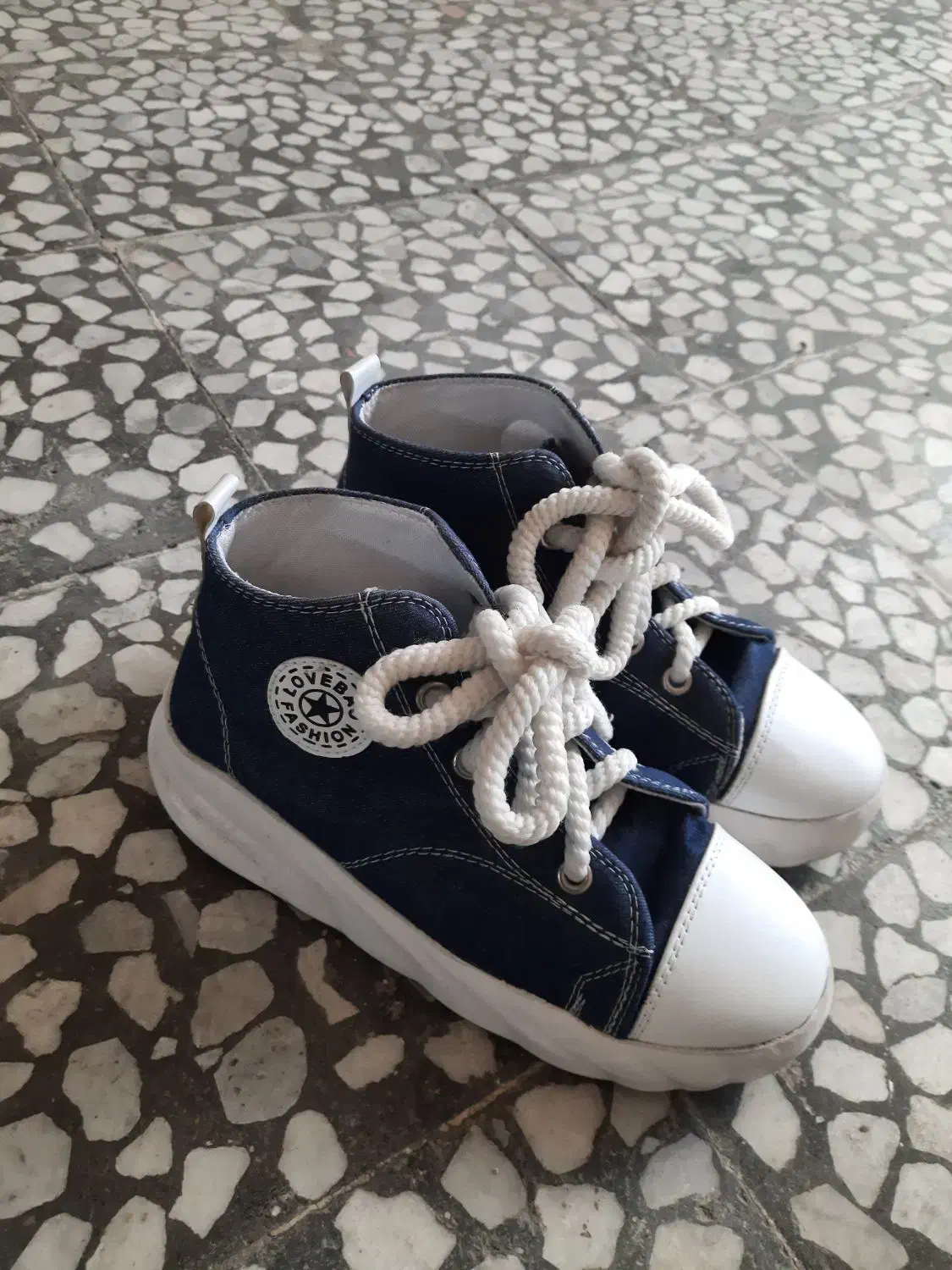 کتونی|کیف، کفش، کمربند|لاهیجان, انقلاب|دیوار