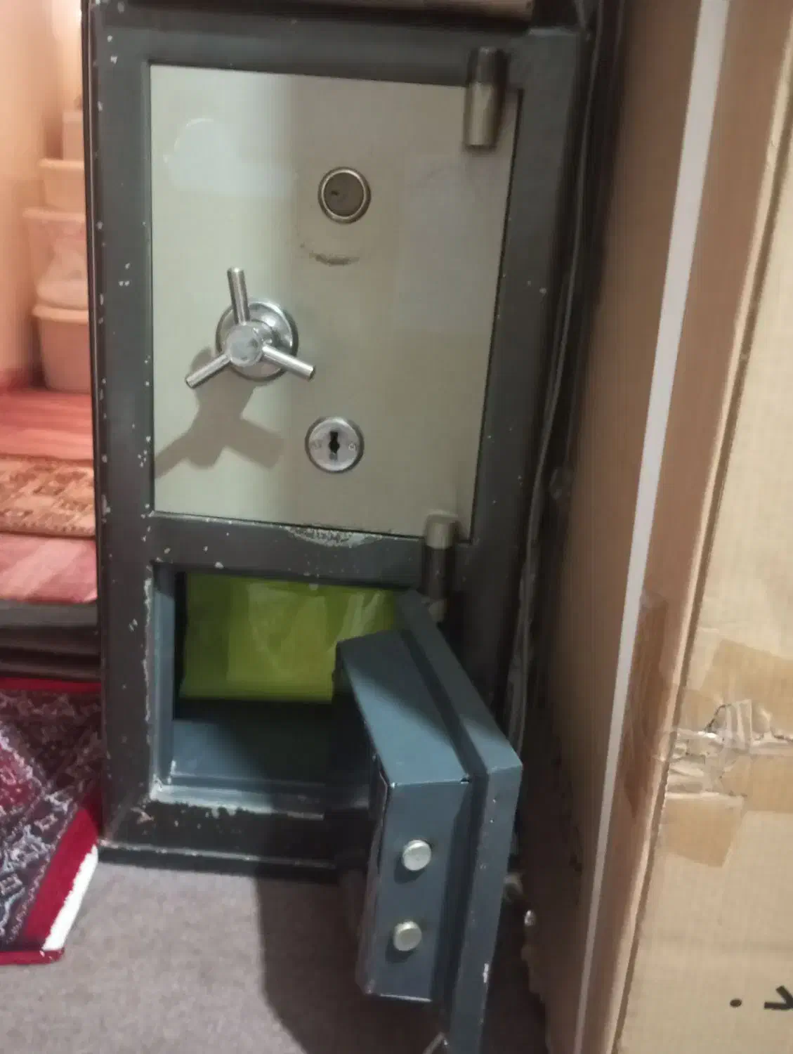 گاوصندوق دوطبقه کار کرده|ابزارآلات|شاهین دژ, |دیوار