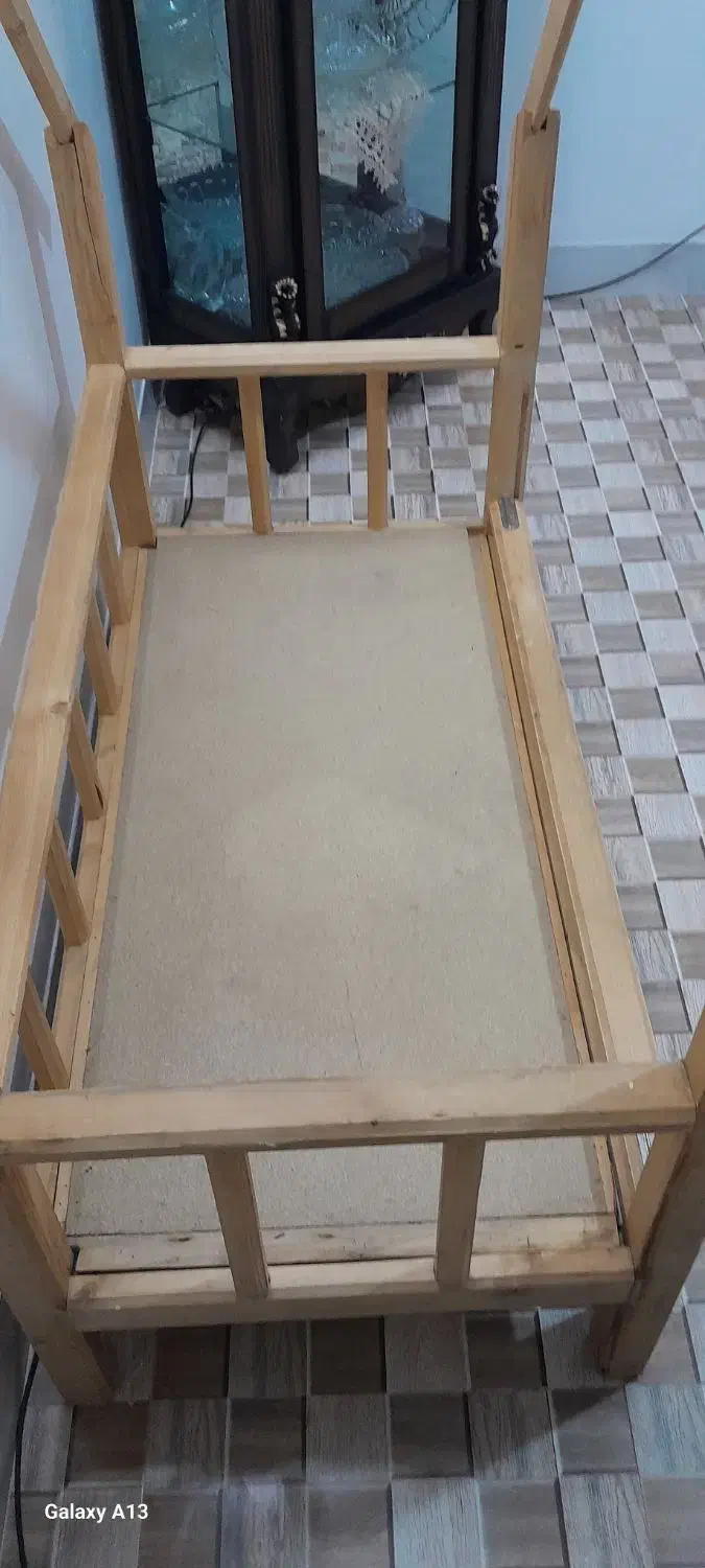 تخت کودک|تخت و صندلی بچه|کاشان, باغ ماجد|دیوار