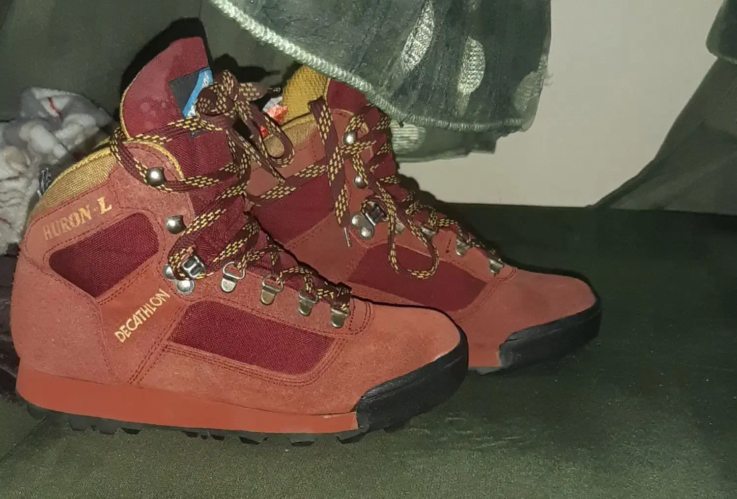 نیم بوت کوهنوردی|کیف، کفش، کمربند|لاهیجان, کوی استادان|دیوار