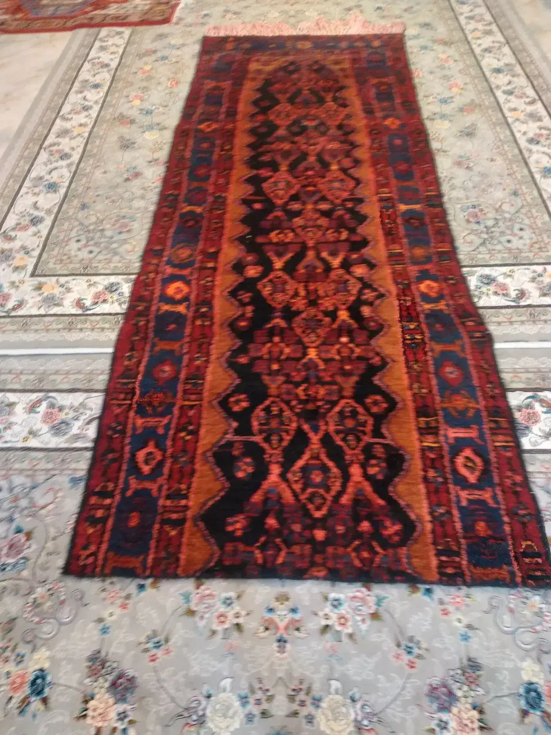 فرش و کناره دست بافت.طول ۳ متر و عرض ۱۱۰ سانت|فرش|نهاوند, |دیوار