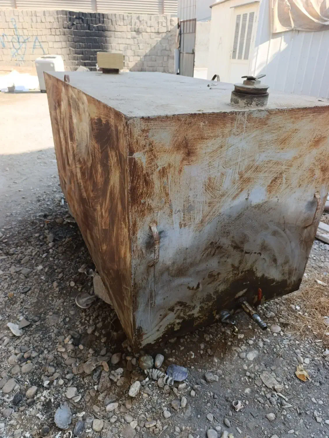 مخزن فلزی ۲۰۰۰ لیتری|مصالح و تجهیزات ساختمان|بندر گناوه, |دیوار