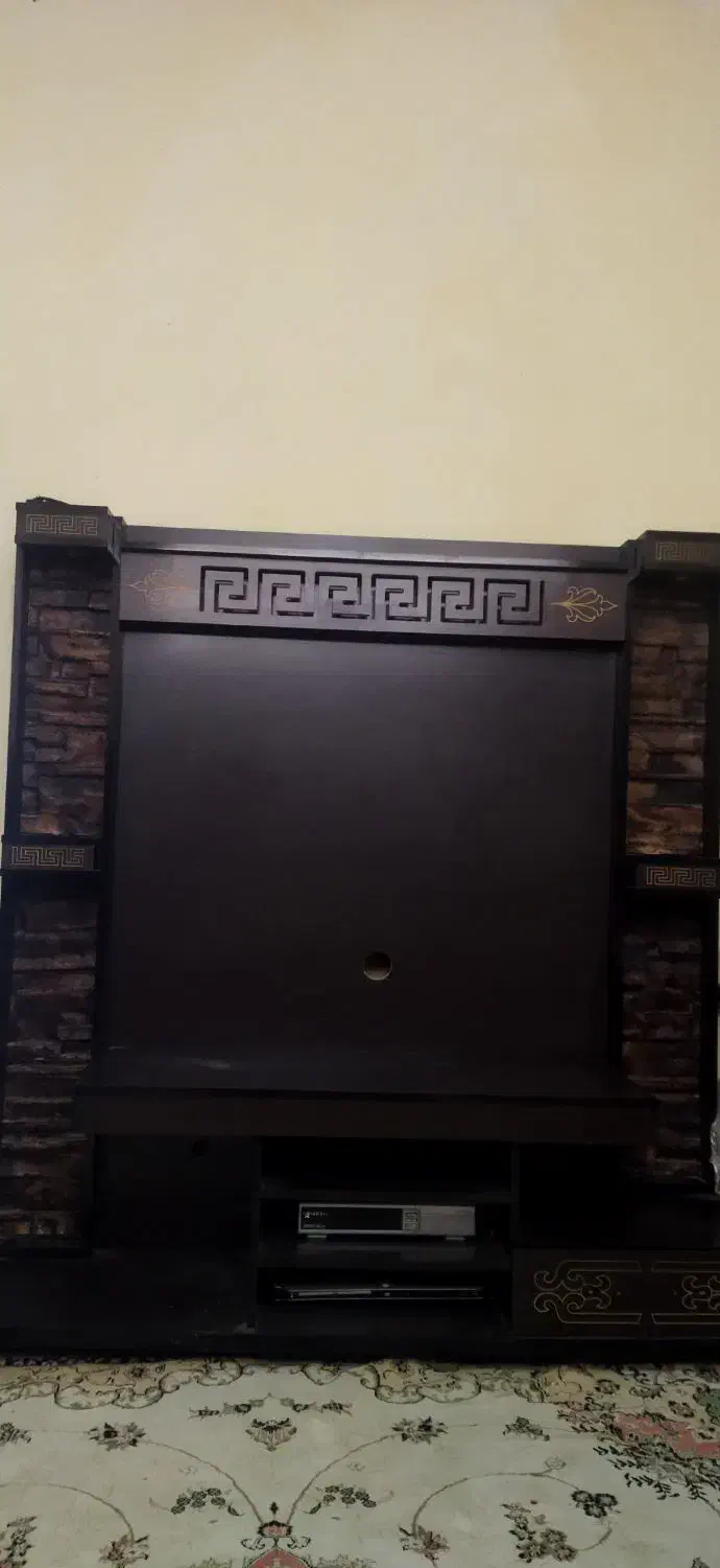 یک میز تلویزیون  باتلویزیون|تلویزیون و پروژکتور|زاوه, |دیوار