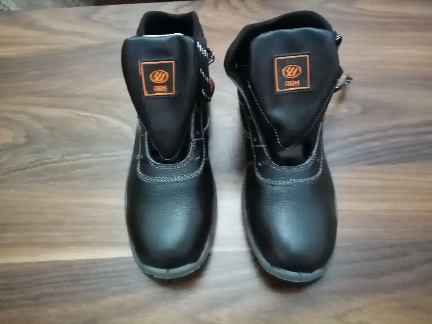 کفش کار|کیف، کفش، کمربند|رشت, بازار|دیوار