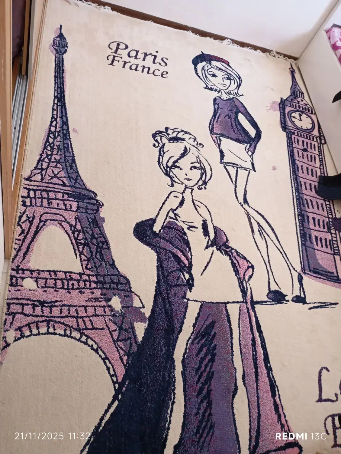 یک عدد فرش و یک عدد تخت ویک جفت پرده|فرش|پردیس, فاز ۱۱|دیوار