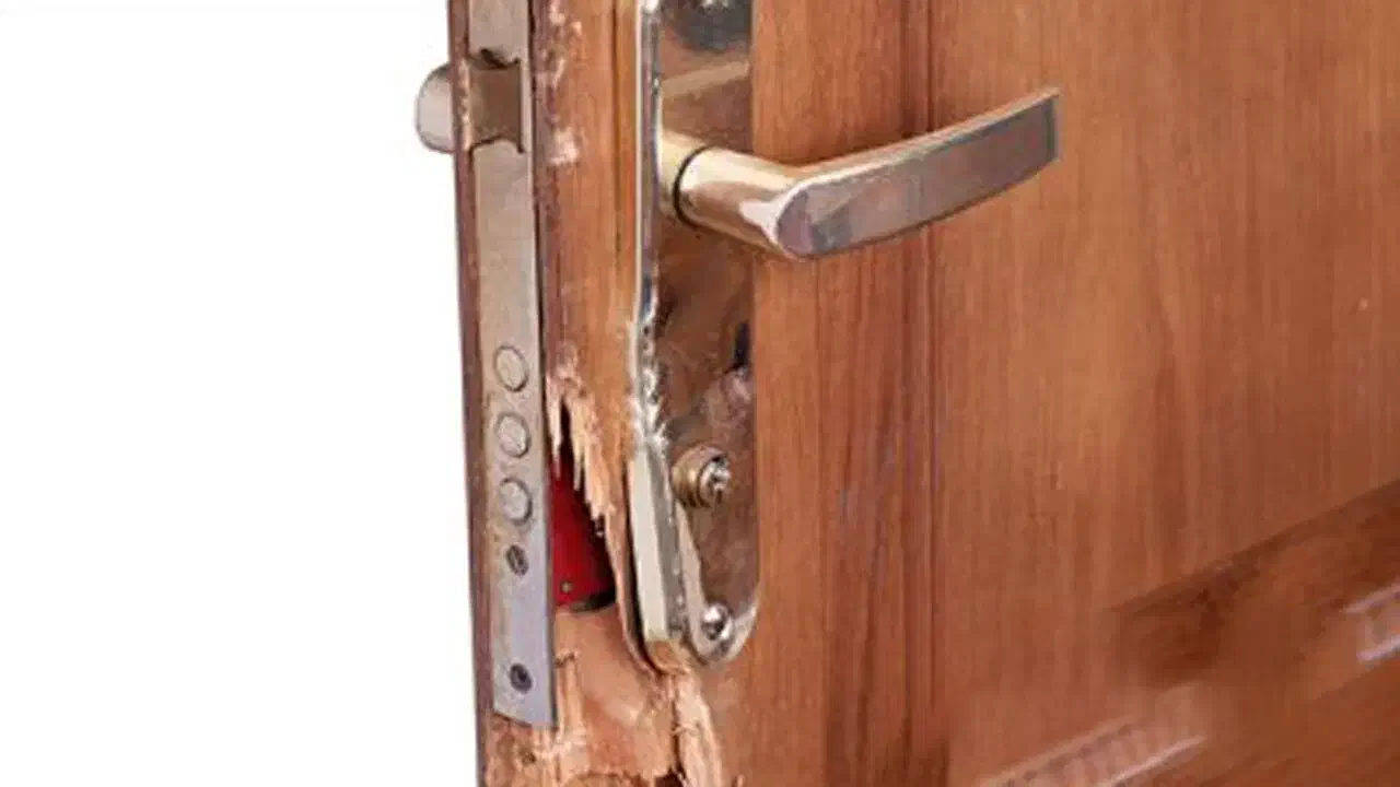 تعمیر درب چوبی کابینت رفع شکستگی ریگلاژ رنگ|خدمات پیشه و مهارت|حمیدیا, |دیوار