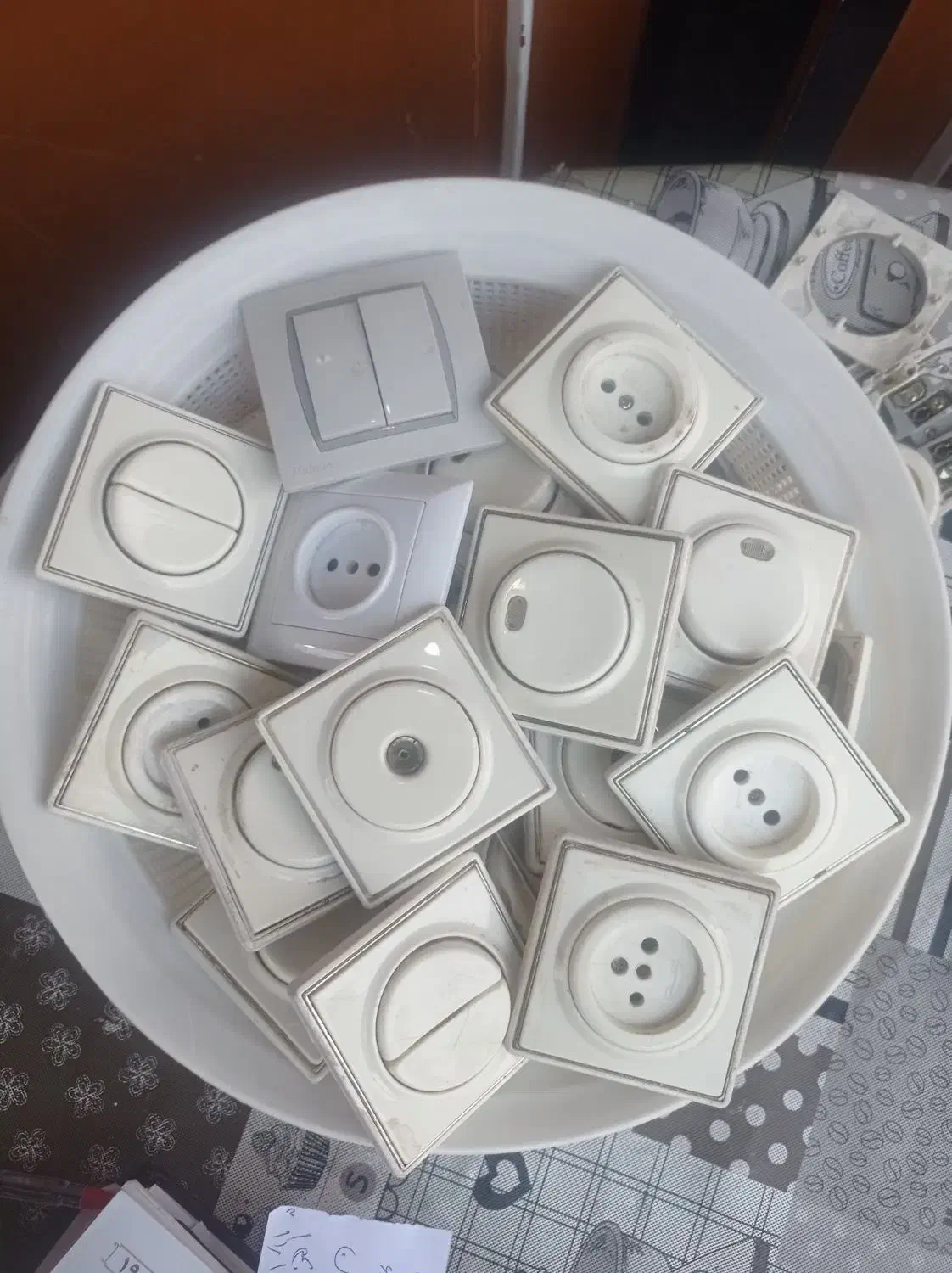 کلید پریز|مصالح و تجهیزات ساختمان|لاهیجان, لاشیدان|دیوار