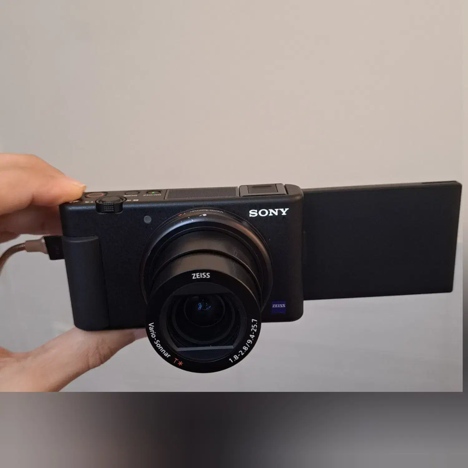 sony-zv1 camera و سه پایه و سافت باکس چتری|دوربین عکاسی و فیلم‌برداری|شیراز, بعثت|دیوار