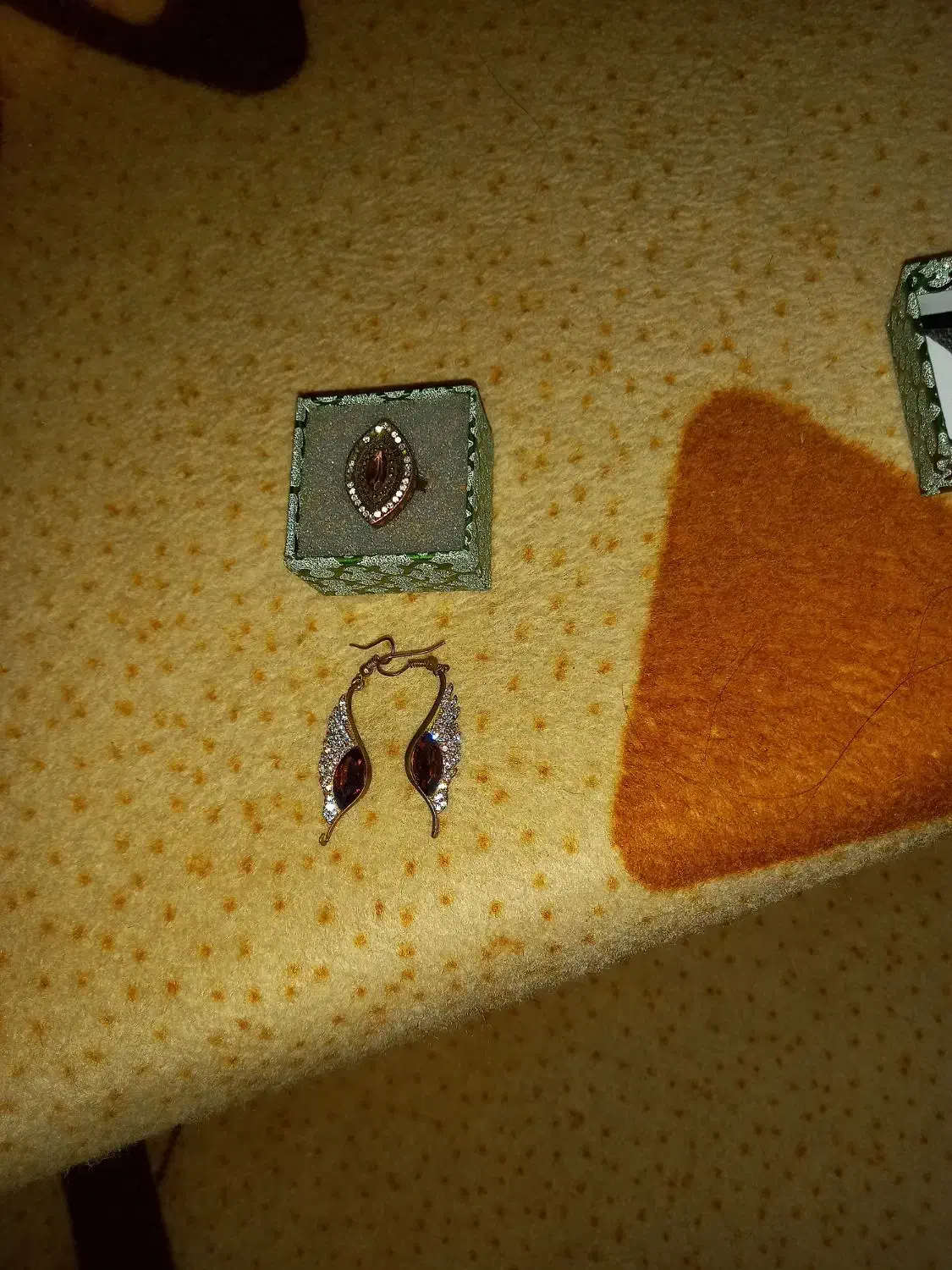 یک جفت گوشواره ویکعدد انگشتر بدلی اصل|بدلیجات|ایلام, |دیوار