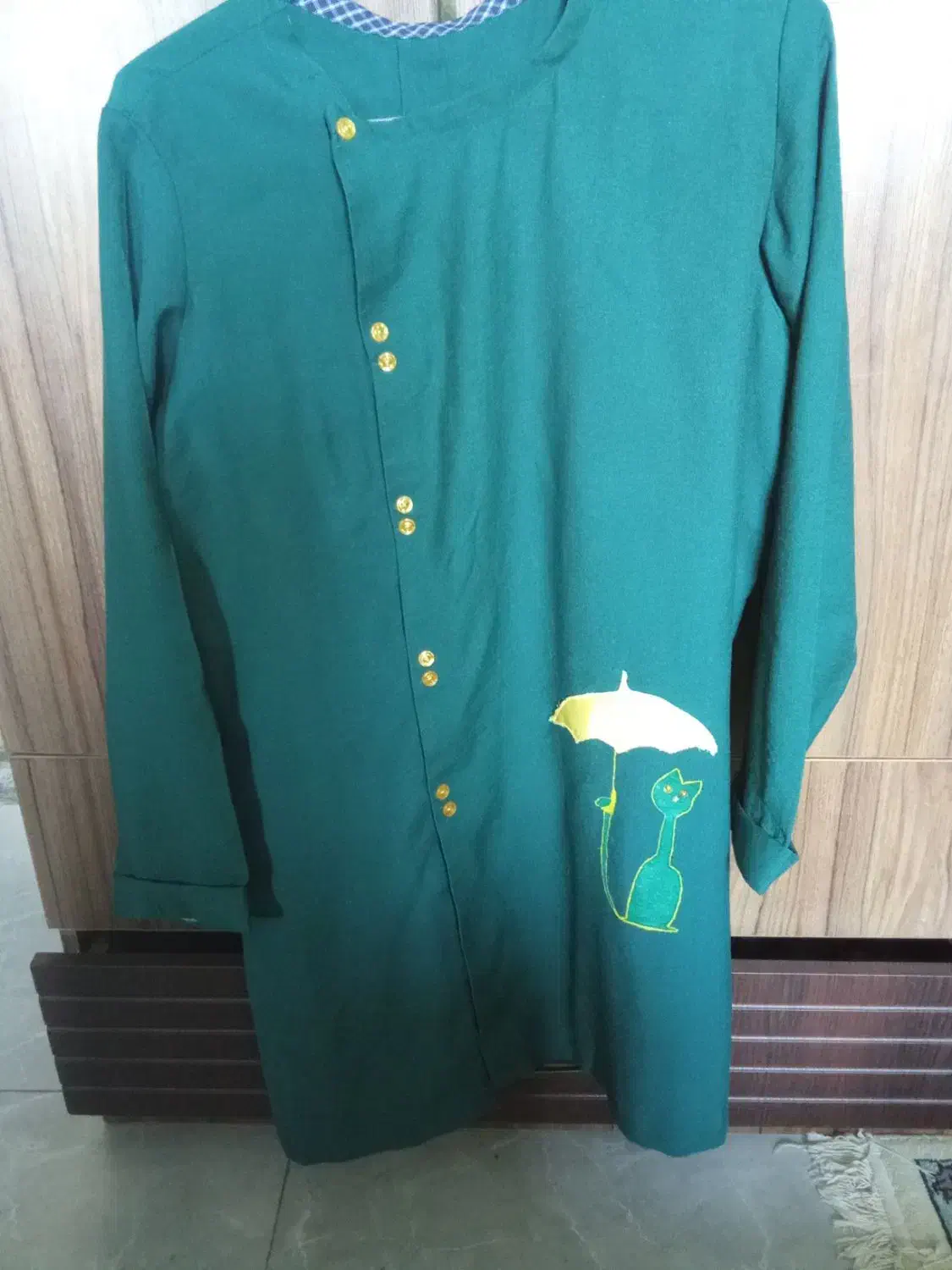 مانتو سبز نقاشی شده و تکه دوری شده|لباس|شیراز, قدوسی غربی|دیوار