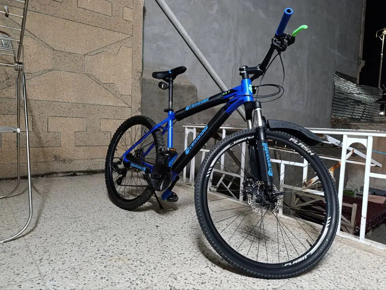 دوچرخه|دوچرخه، اسکیت، اسکوتر|تربتحیدریه, قائم|دیوار