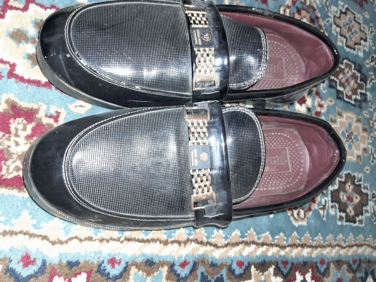 کفش|کیف، کفش، کمربند|شیراز, انجیر|دیوار