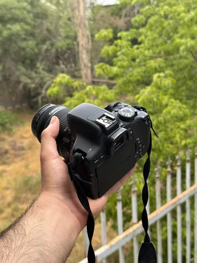 دوربین Canon 750D همراه میکروفون فوق تمیز|دوربین عکاسی و فیلمبرداری|همدان, |دیوار