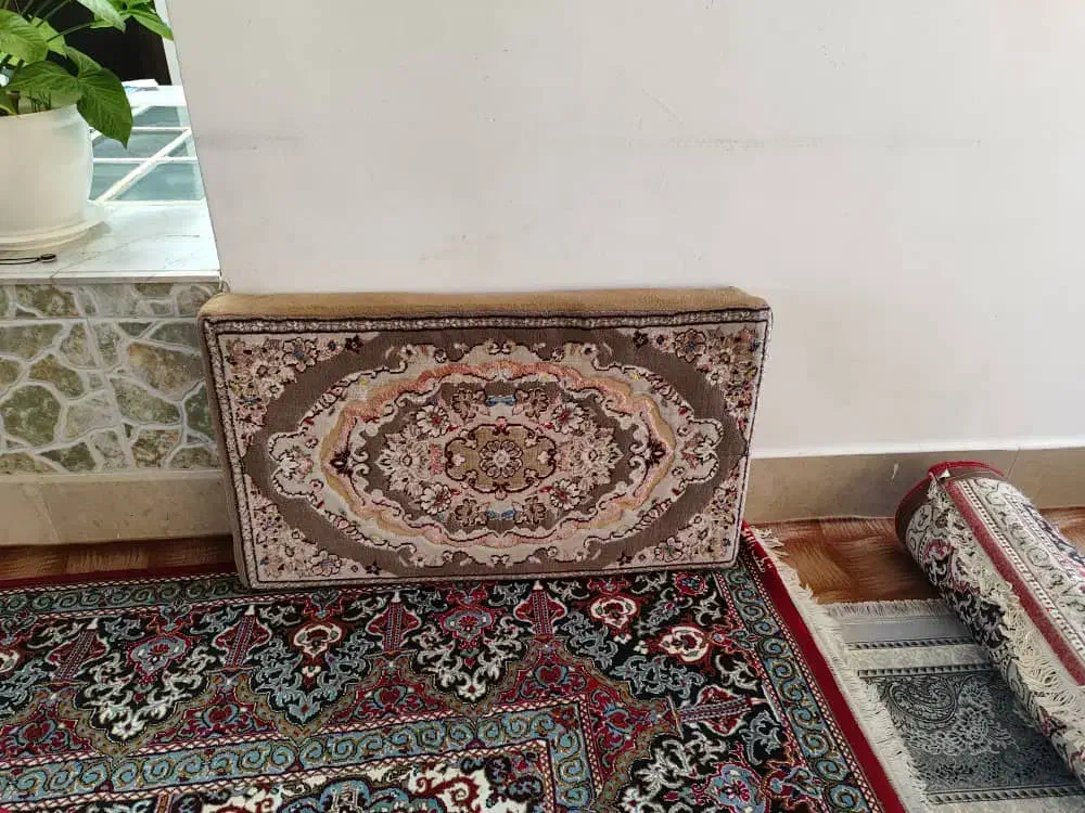 پشتی در حد نو|فرش|شیراز, پودنک|دیوار