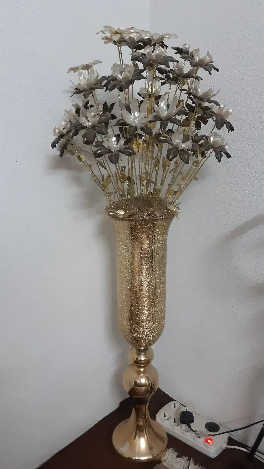 گلدان به همراه گل های کریستالی|گل مصنوعی|رشت, معلولین|دیوار